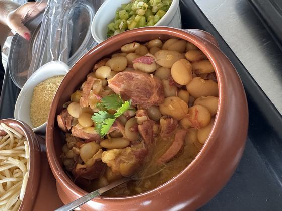 Fava com charque e calabresa